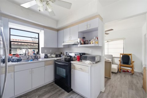 Commercial property in Miami, Florida 155.05 sq.m. № 2042795 - photo 5