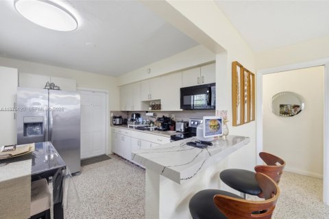 Commercial property in Miami, Florida 155.05 sq.m. № 2042795 - photo 26