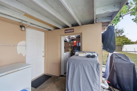 Commercial property in Miami, Florida 155.05 sq.m. № 2042795 - photo 30