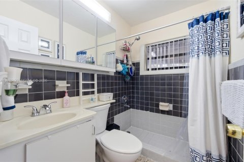 Commercial property in Miami, Florida 155.05 sq.m. № 2042795 - photo 28