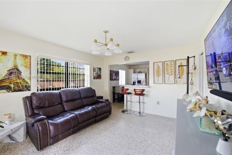 Commercial property in Miami, Florida 155.05 sq.m. № 2042795 - photo 20