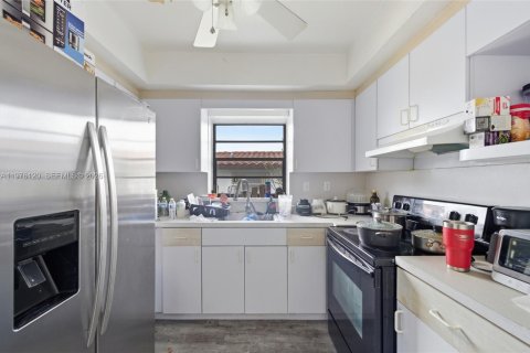 Commercial property in Miami, Florida 155.05 sq.m. № 2042795 - photo 6