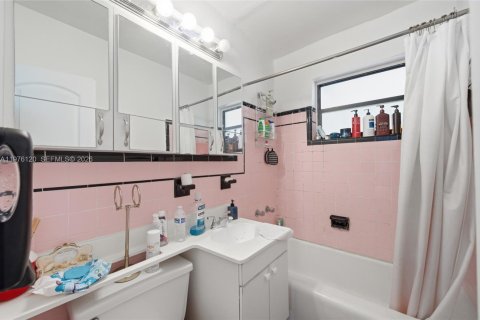 Commercial property in Miami, Florida 155.05 sq.m. № 2042795 - photo 11