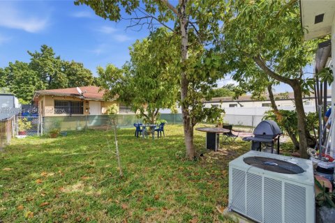 Commercial property in Miami, Florida 155.05 sq.m. № 2042795 - photo 15