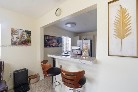 Commercial property in Miami, Florida 155.05 sq.m. № 2042795 - photo 22