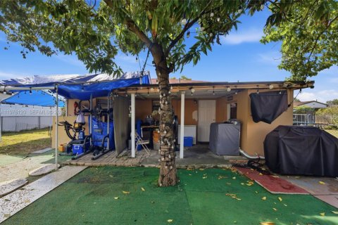 Commercial property in Miami, Florida 155.05 sq.m. № 2042795 - photo 19