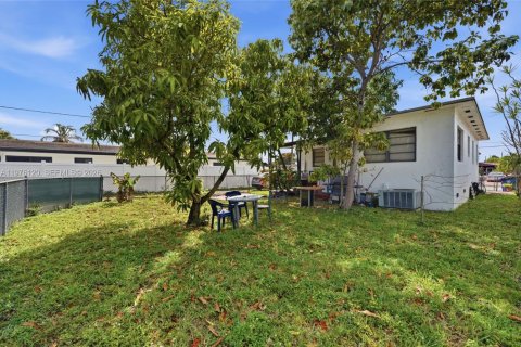 Commercial property in Miami, Florida 155.05 sq.m. № 2042795 - photo 16