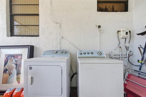 Commercial property in Miami, Florida 155.05 sq.m. № 2042795 - photo 12