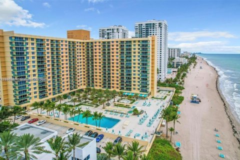 Studio à Condo à Hollywood, Floride  № 2077287