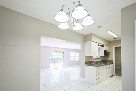 House in Sunrise, Florida 4 bedrooms, 136.1 sq.m. № 1589337 - photo 6
