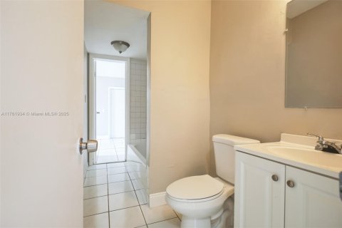 House in Sunrise, Florida 4 bedrooms, 136.1 sq.m. № 1589337 - photo 11
