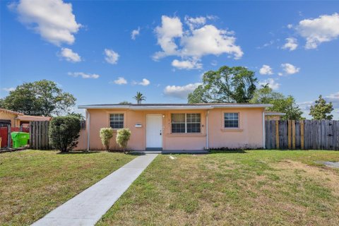 House in Sunrise, Florida 4 bedrooms, 136.1 sq.m. № 1589337 - photo 1