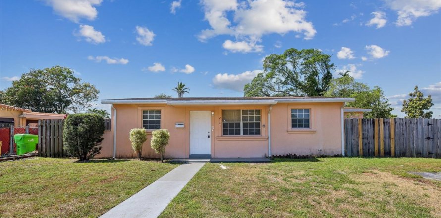 House in Sunrise, Florida 4 bedrooms, 136.1 sq.m. № 1589337