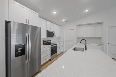 House in Cape Coral, Florida 4 bedrooms, 197.6 sq.m. № 1814866 - photo 4