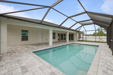 House in Cape Coral, Florida 4 bedrooms, 197.6 sq.m. № 1814866 - photo 27