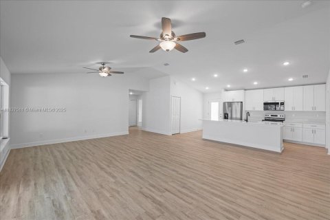 House in Cape Coral, Florida 4 bedrooms, 197.6 sq.m. № 1814866 - photo 9