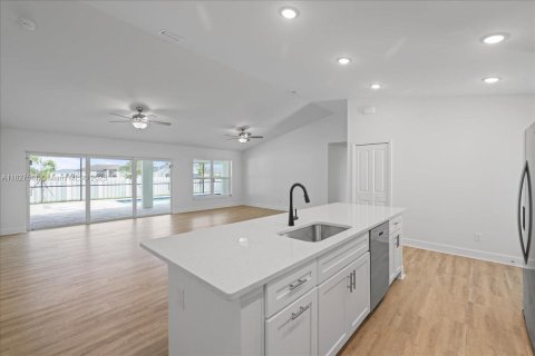 House in Cape Coral, Florida 4 bedrooms, 197.6 sq.m. № 1814866 - photo 7