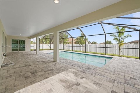 House in Cape Coral, Florida 4 bedrooms, 197.6 sq.m. № 1814866 - photo 25