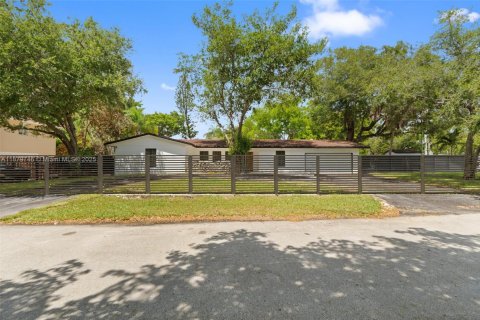 Villa ou maison à louer à Palmetto Bay, Floride: 4 chambres, 285.49 m2 № 1924410 - photo 2