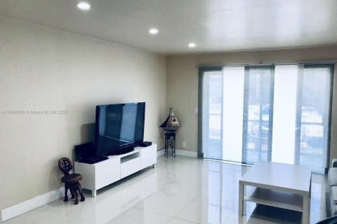 Condo in Hollywood, Florida, 1 bedroom  № 1950084 - photo 5