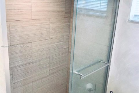 Condo in Hollywood, Florida, 1 bedroom  № 1950084 - photo 9