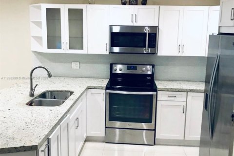 Condo in Hollywood, Florida, 1 bedroom  № 1950084 - photo 2