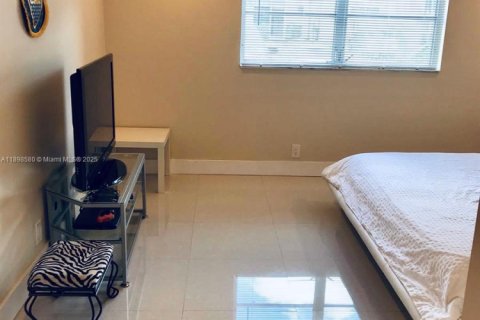 Condo in Hollywood, Florida, 1 bedroom  № 1950084 - photo 8