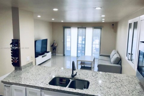 Condo in Hollywood, Florida, 1 bedroom  № 1950084 - photo 3