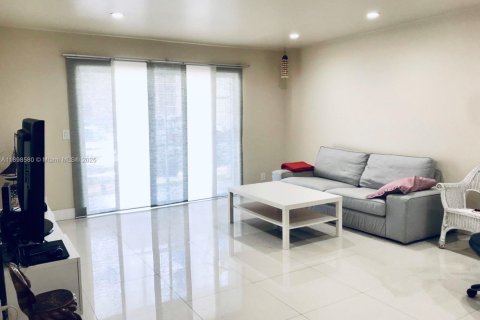 Condo in Hollywood, Florida, 1 bedroom  № 1950084 - photo 4