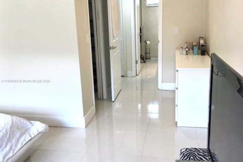 Condo in Hollywood, Florida, 1 bedroom  № 1950084 - photo 13