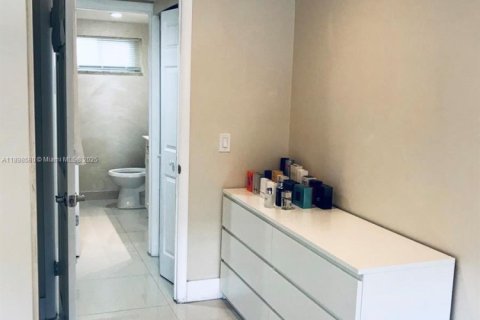 Condo in Hollywood, Florida, 1 bedroom  № 1950084 - photo 14