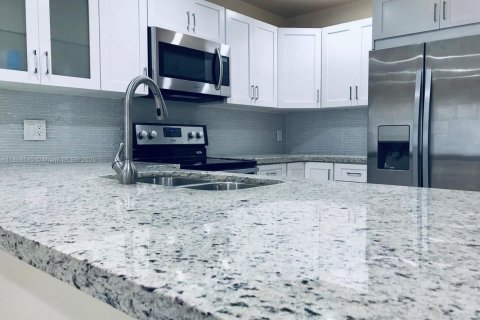 Condo in Hollywood, Florida, 1 bedroom  № 1950084 - photo 1