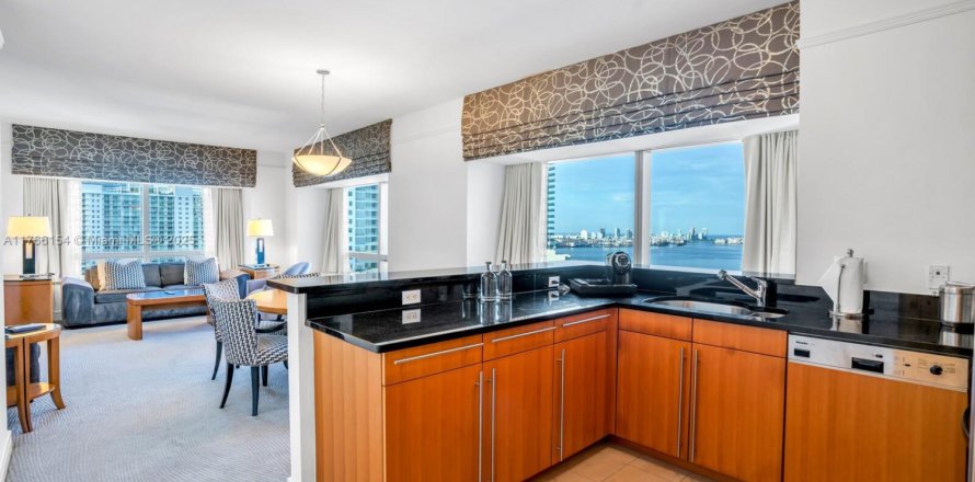 Condominio en Miami, Florida, 2 dormitorios  № 2077034