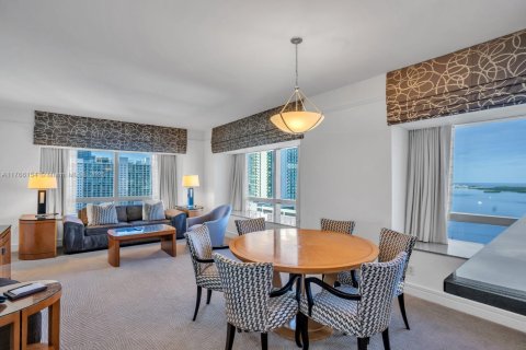 Condominio en alquiler en Miami, Florida, 2 dormitorios, 167.32 m2 № 2077034 - foto 3