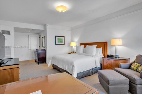 Condominio en alquiler en Miami, Florida, 2 dormitorios, 167.32 m2 № 2077034 - foto 15