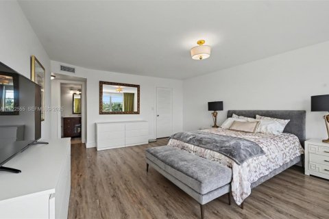 Copropriété à vendre à Bay Harbor Islands, Floride: 2 chambres, 137.87 m2 № 1982665 - photo 29