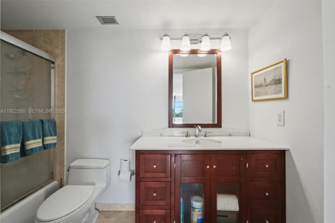Copropriété à vendre à Bay Harbor Islands, Floride: 2 chambres, 137.87 m2 № 1982665 - photo 26