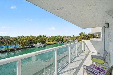 Copropriété à vendre à Bay Harbor Islands, Floride: 2 chambres, 137.87 m2 № 1982665 - photo 2