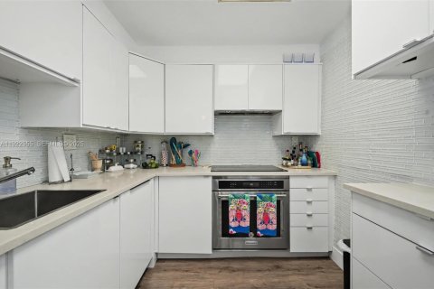 Copropriété à vendre à Bay Harbor Islands, Floride: 2 chambres, 137.87 m2 № 1982665 - photo 21