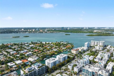 Copropriété à vendre à Bay Harbor Islands, Floride: 2 chambres, 137.87 m2 № 1982665 - photo 12