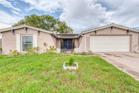 House in Port Richey, Florida 3 bedrooms, 140.47 sq.m. № 1815495 - photo 2