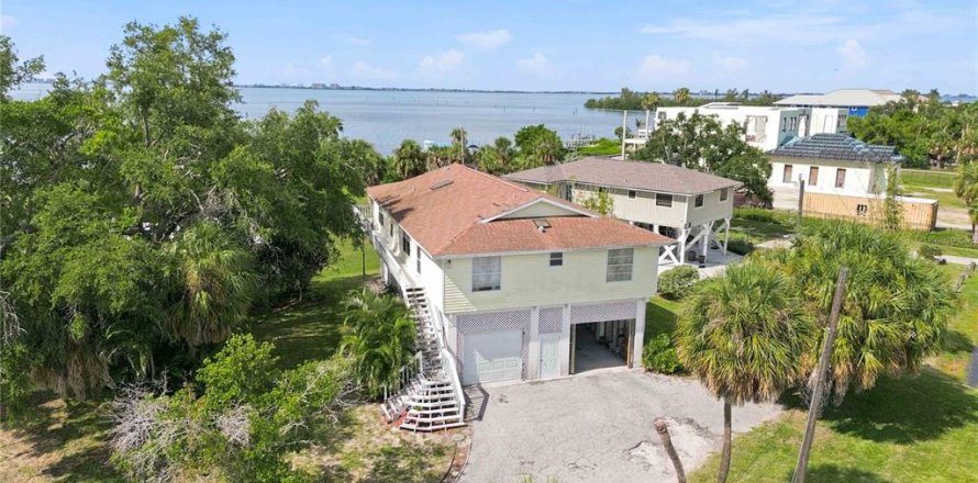 House in Bradenton, Florida 4 bedrooms, 184.32 sq.m. № 2329257