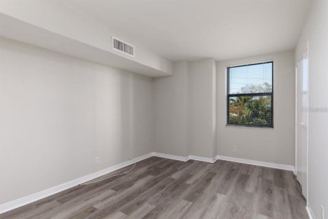 Condo in Treasure Island, Florida, 2 bedrooms  № 2219446 - photo 17