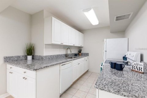 Condo in Treasure Island, Florida, 2 bedrooms  № 2219446 - photo 12
