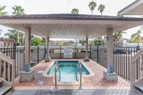 Condo in Treasure Island, Florida, 2 bedrooms  № 2219446 - photo 10
