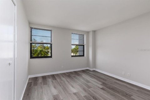 Condo in Treasure Island, Florida, 2 bedrooms  № 2219446 - photo 18