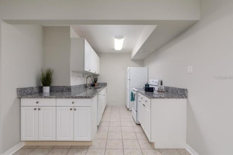 Condo in Treasure Island, Florida, 2 bedrooms  № 2219446 - photo 13