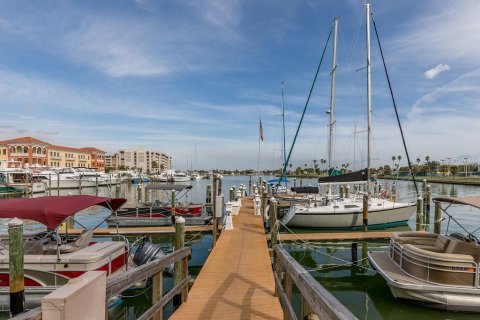 Condo in Treasure Island, Florida, 2 bedrooms  № 2219446 - photo 9
