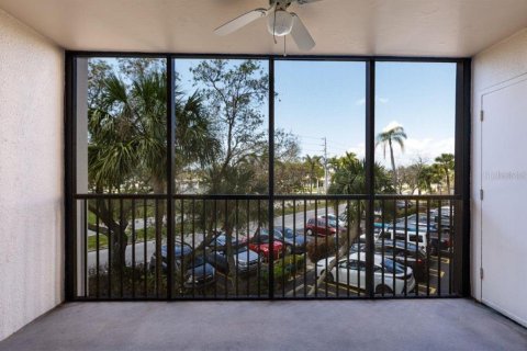 Condo in Treasure Island, Florida, 2 bedrooms  № 2219446 - photo 16