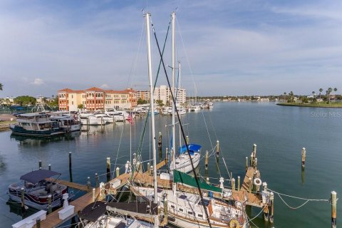 Condo in Treasure Island, Florida, 2 bedrooms  № 2219446 - photo 8